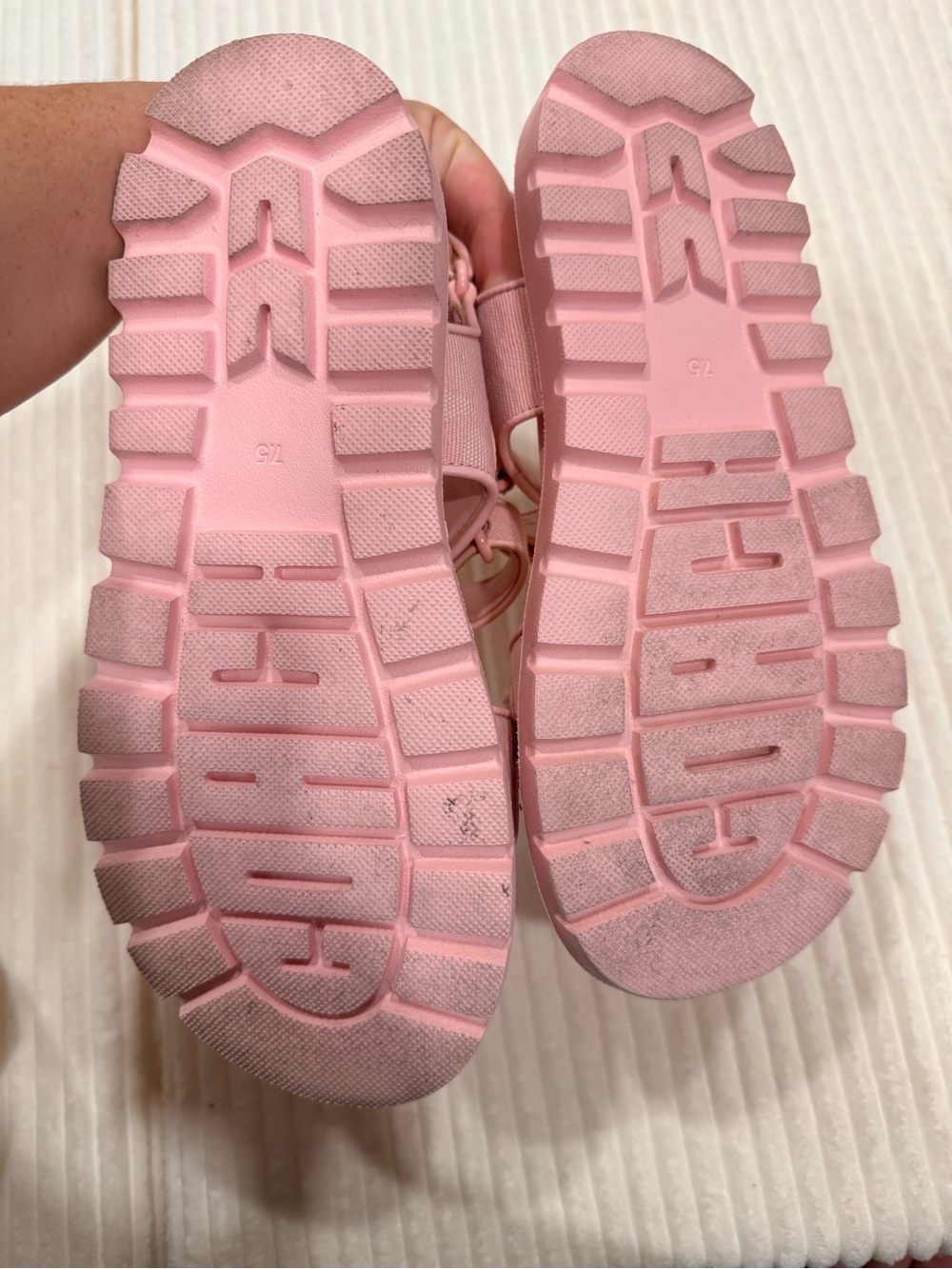 Women’s 7.5 Coach Pink Hook-and-Loop Brynn Sandal In Signature Canvas - Picture 4 of 5